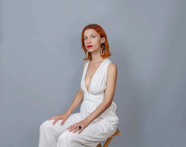 Mujer Romántica Pelo Rojo Blanco Sentada Una Silla Madera Joyería — Foto de Stock