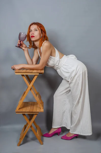 Mujer Pelirroja Blanco Con Copa Vino Mirada Ensueño Vidrio Púrpura — Foto de Stock