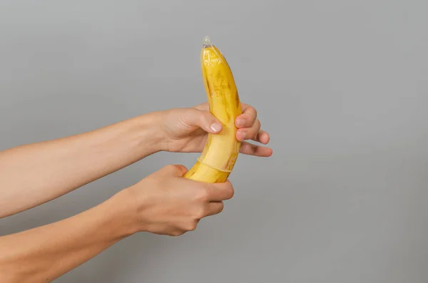 Tangan Wanita Menaruh Kondom Pisang Tangan Perempuan Tipis Dengan Pisang — Stok Foto