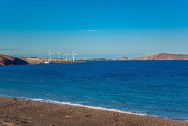 İspanya, Kanarya Adaları kıyısında dört rüzgar türbini. Alternatif enerji.