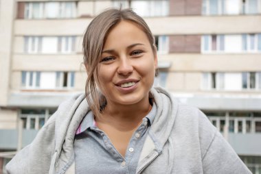 Neşeli genç kız. Komik bir gülümseme. Sokaklarda dinlen.