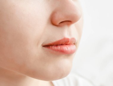 Genç kızın doğal dudakları. Güzel ağız şekli.