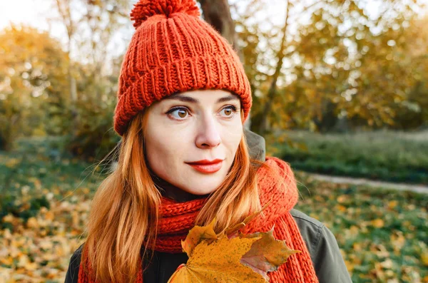 Porträtt Mystisk Kvinna Med Höstgula Blad Handen Orange Stickad Mössa — Stockfoto