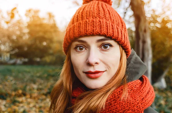 Φθινόπωρο Πορτρέτο Μόδας Της Κομψής Γυναίκας Φωτεινό Πορτοκαλί Πλεκτό Καπέλο — Φωτογραφία Αρχείου