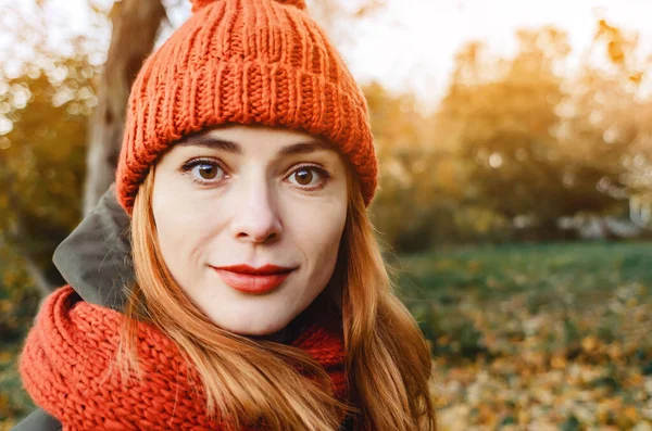Φθινόπωρο Πορτρέτο Της Κομψής Γυναίκας Πορτοκαλί Ζεστό Πλεκτό Καπέλο Και — Φωτογραφία Αρχείου