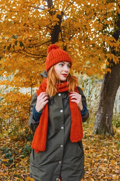 Jeune Femme Est Debout Sous Arbre Avec Des Feuilles Jaunes — Photo