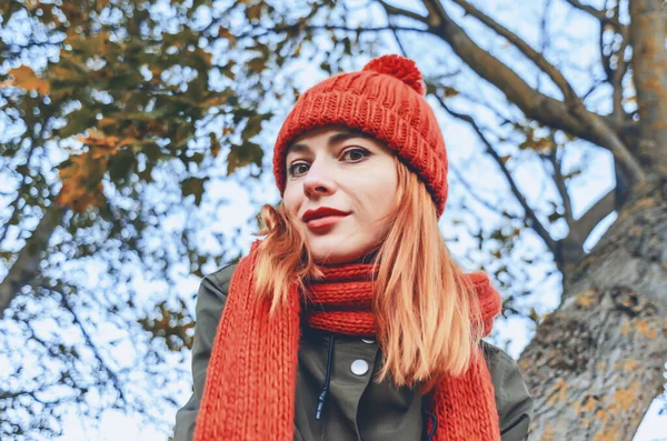 Höstens Modeporträtt Snygg Kvinna Ljust Orange Stickad Mössa Och Halsduk — Stockfoto