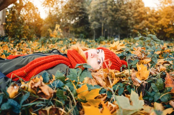 Romantisches Foto Einer Jungen Sexy Frau Die Herbstpark Laub Liegt — Stockfoto