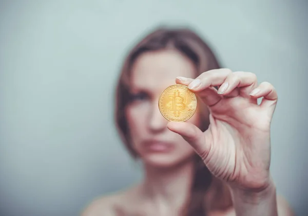 Mujer Tiene Moneda Oro Bitcoin Mano Procesos Negocio Criptomoneda Minería — Foto de Stock