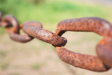 Sahada eski paslı bir zincir var.