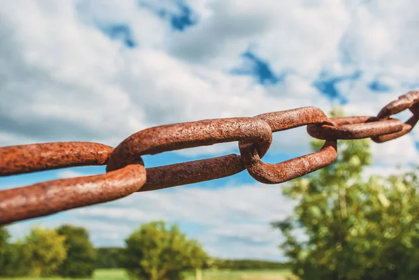 Old Rusty Chain Field Background Sky — Stock Photo, Image