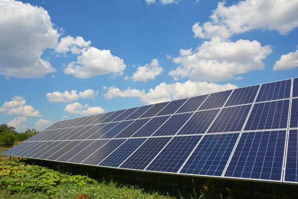 Gran Panel Solar Montado Suelo Recurso Energía Alternativa Instala Los —  Fotos de Stock