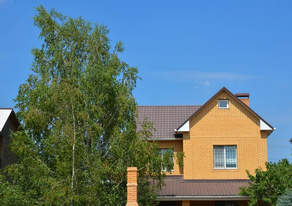 Une Maison Brique Avec Toit Métallique Fascia Des Extrémités Boîte — Photo