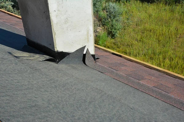 沥青路面顶盖安装和防水烟道问题区域 在烟囱周围安装的衬垫上用沥青护板覆盖屋顶 使用防水闪光灯 — 图库照片