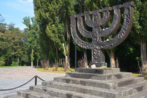 КИЕВ, УКРАИНА - 22 сентября 2021 года: Памятник еврейским жертвам в мемориале Бабин Яр, Киев, в память об убитых евреях, жертвах Холокоста.  