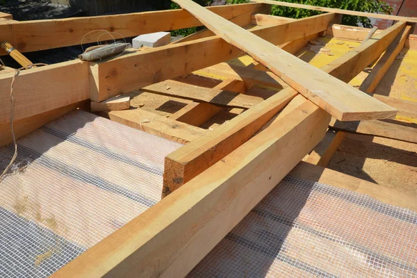 Budowa Dachu Zbliżenie Konstrukcji Drewna Dachowego Pomocą Podnośników Sufitowych Krokwi — Zdjęcie stockowe
