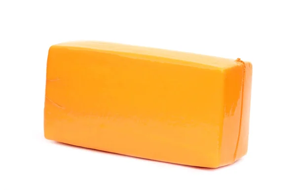 白い背景に隔離されたプラスチック製のラップに半硬チーズまたはロシアチーズのローフ 長方形のブロック — ストック写真