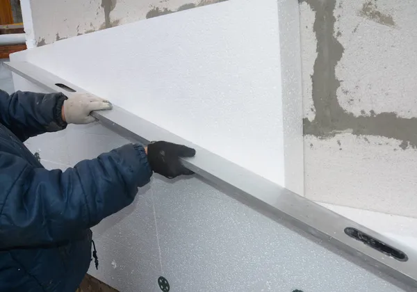 Isolamento Placa Espuma Parede Externa Empreiteiro Construção Está Instalando Poliestireno — Fotografia de Stock