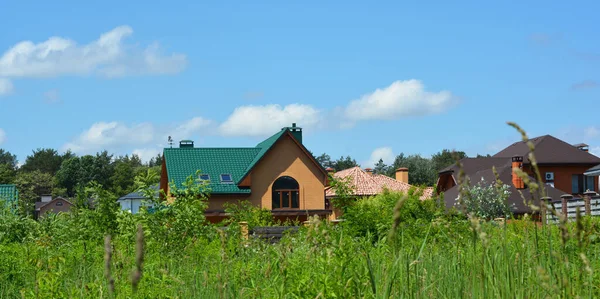 Cihlová Chalupa Zelenou Kovovou Střechou Postavená Malebném Místě Poblíž Louky — Stock fotografie
