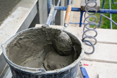 Limonlu çimentoya yakın çekim, kovada harç, duvarlarda sıva.. 