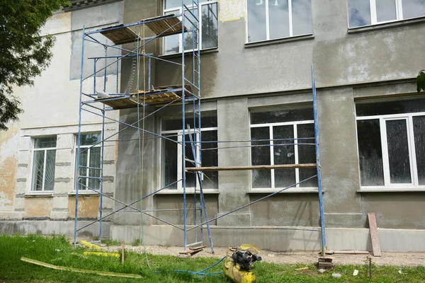 Plastering Painting Exterior House Wall Scaffolds Stucco Process Applying Brown — Stock Photo, Image