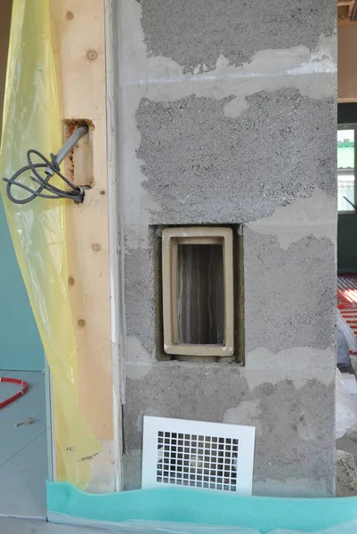 新しい家の建設 煙突の煙道による空調 暖房及び換気並びに段ボールコンジット管内の電気配線 — ストック写真