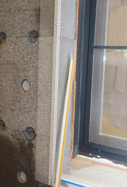 外墙保温材料 外墙用泡沫 聚苯乙烯板和用玻璃纤维增强网和角珠把外墙贴在窗户周围的保温材料上 — 图库照片