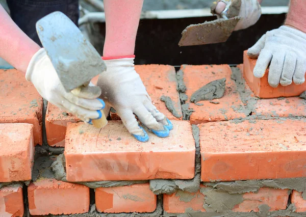 Two Bricklayers Laying Bricks Brick Wall Foundation Using Mason Trowel — Zdjęcie stockowe