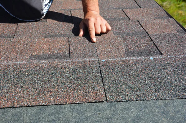 Asphalt Roof Shingles Installation Roofer Nailing Bitumen Asphalt Roofing Shingles — ストック写真