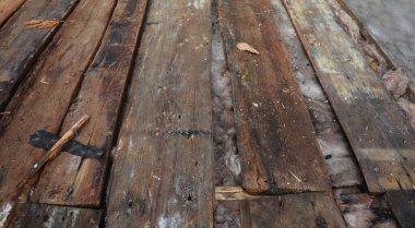 Eski çatı yenileme ve yenileme. Eski ahşap çatı güvertesi, eski cam yünlü yalıtımı kaplayan çatı kaplaması değiştirilmesi gereken..