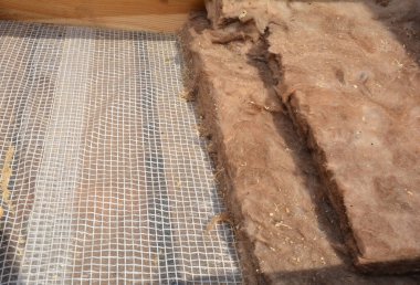 Çatı ve tavan arası yalıtımı. Enerji tasarruflu tavan arası için buhar bariyerini aşan cam yünü ya da mineral yünü yalıtımına yakın çekim.  