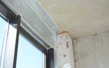 Balkon cam kapı, pencere metal bir levha, metal yapı, tavan ve balkon kapısını birbirine bağlayan panel..  