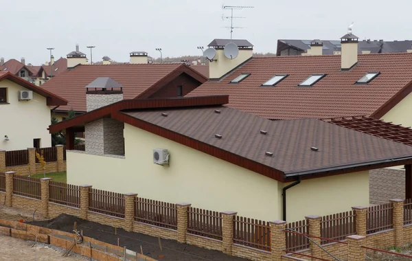 Birçok Çatısı Ziftlerle Asfalt Kiremitlerle Tavan Pencereli Metal Kil Kiremitlerle — Stok fotoğraf