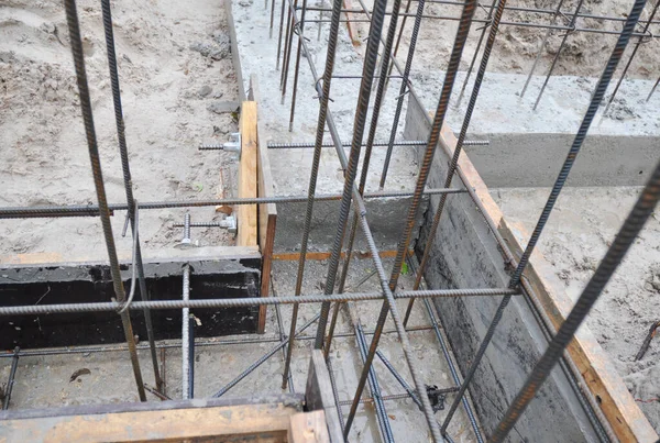 Striptiz derneği inşaatı. Beton bir temele yakın plan güçlendirilmiş ayaklı siperler, ahşap çerçeveler, demirler ve beton dökülmüş..