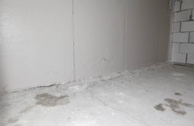 Ev tadilatı. Duvarı sıva, beton yalıtımından korumak için sıva, sıva, sıva makinesi kullanıyoruz.. 