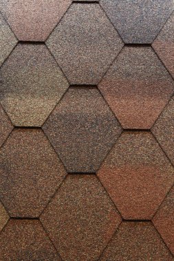 Elmas şekilli asfalt çatı kiremitleri ve kahverengi bir kamuflaj. Elmas şekilli asfalt çatı kiremitleri dokusu.