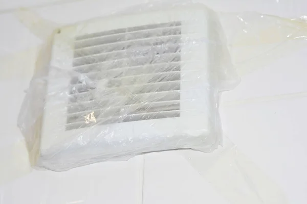 Fixação Ventilador Banheiro Elaboração Exaustor Ventilador Usando Uísque Fita Adesiva — Fotografia de Stock