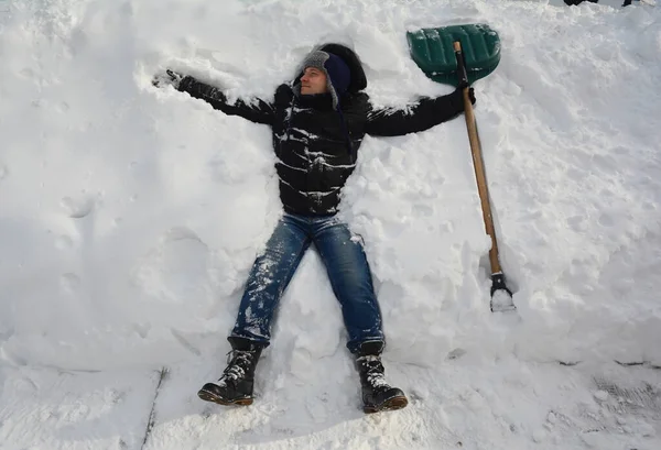 Spalare Neve Giovane Uomo Disteso Grande Banco Neve Con Una — Foto Stock