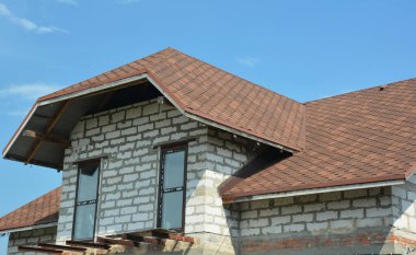 Bir buçuk katlı tavan arası. İnşaat halinde. Yatakhane pencereleri, asfalt kiremitli çatısı ve tavan arası balkon inşaatı..