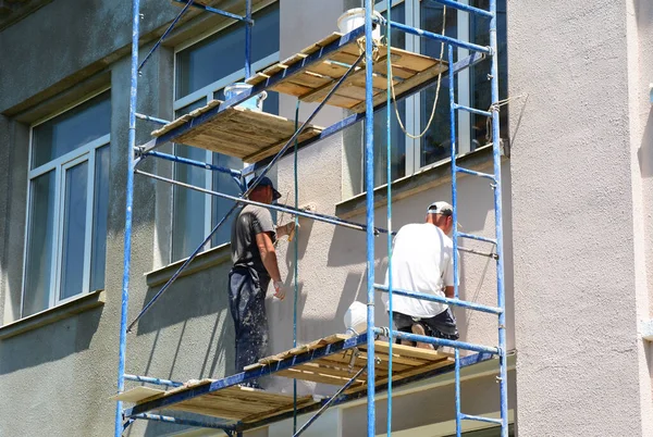 Pintura Paredes Exteriores Estuco Los Constructores Están Enyesando Pintando Una — Foto de Stock