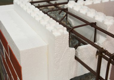 Genişletilmiş polistiren yalıtım, modern enerji verimli bir yapı teknolojisi olarak betonla doldurulmuş çelik takviyeli yalıtımlı beton bir duvar (ICF).. 