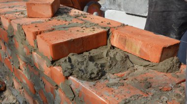 Tuğla duvar inşaatı.