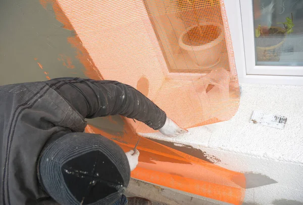 承包商用玻璃纤维网贴墙 硬质绝缘后用石膏网贴墙 带填充物墙的房屋墙体保温层问题 — 图库照片