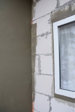 Tamamlanmamış ev duvarı fiberglas örgü, alçı örgü, köpük yalıtımı, sıva.