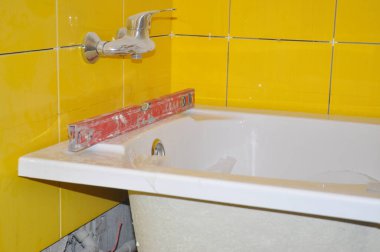 Banyoya küvet kuruyorum.