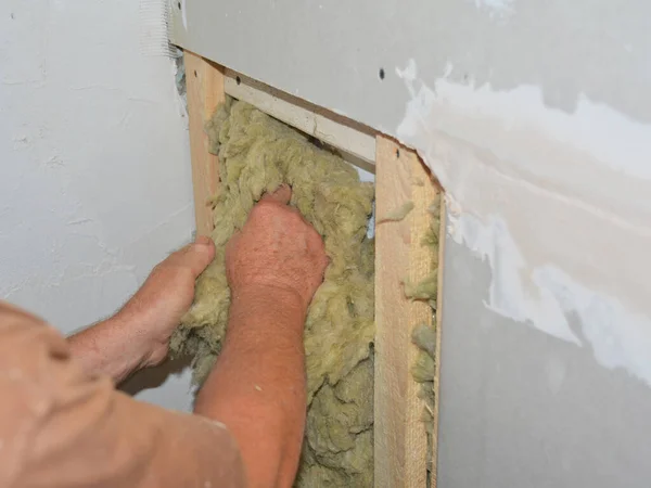 Drywall Reparatie Opdrachtnemer Isoleert Huiswand Zonder Beschermingshandschoenen — Stockfoto