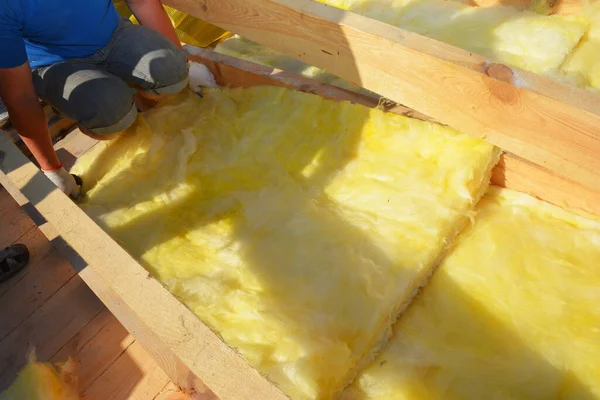 Roofer Contractor Laying Mineral Wool Insulation House Roof Energy Saving — Stock Fotó