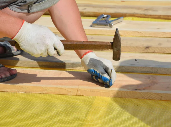 Roofer Contractor Nailing Wooden Timber House Roofing Construction — Foto Stock