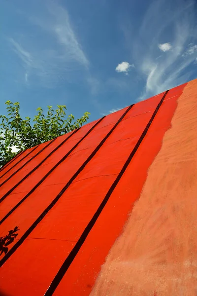 Maluju Kovovou Střechu Starého Domu Dům Ocelové Zastřešení Renovace Červenou — Stock fotografie