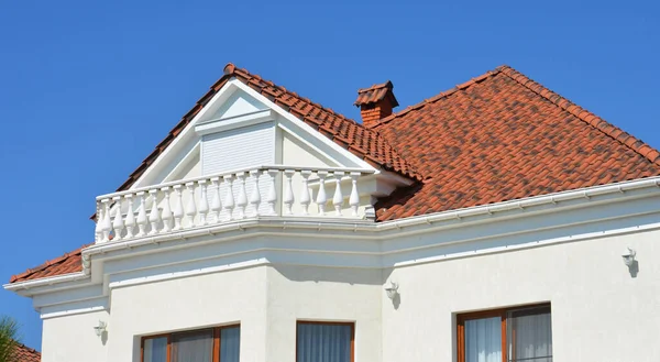 Nowoczesny Luksusowy Dom Białą Ścianą Oświetleniem Zewnętrznym Balkonem Rynną Deszczową — Zdjęcie stockowe